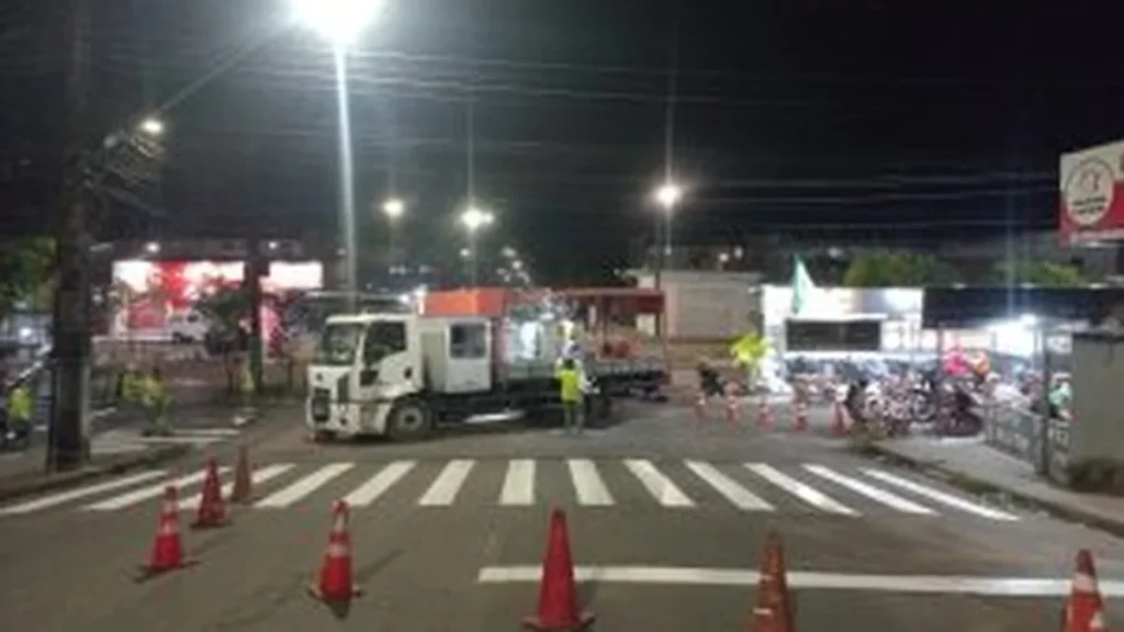 Prefeitura de Manaus reforça segurança no trânsito com nova sinalização em áreas estratégicas Prefeitura de Manaus reforça segurança no trânsito com nova sinalização em áreas estratégicas