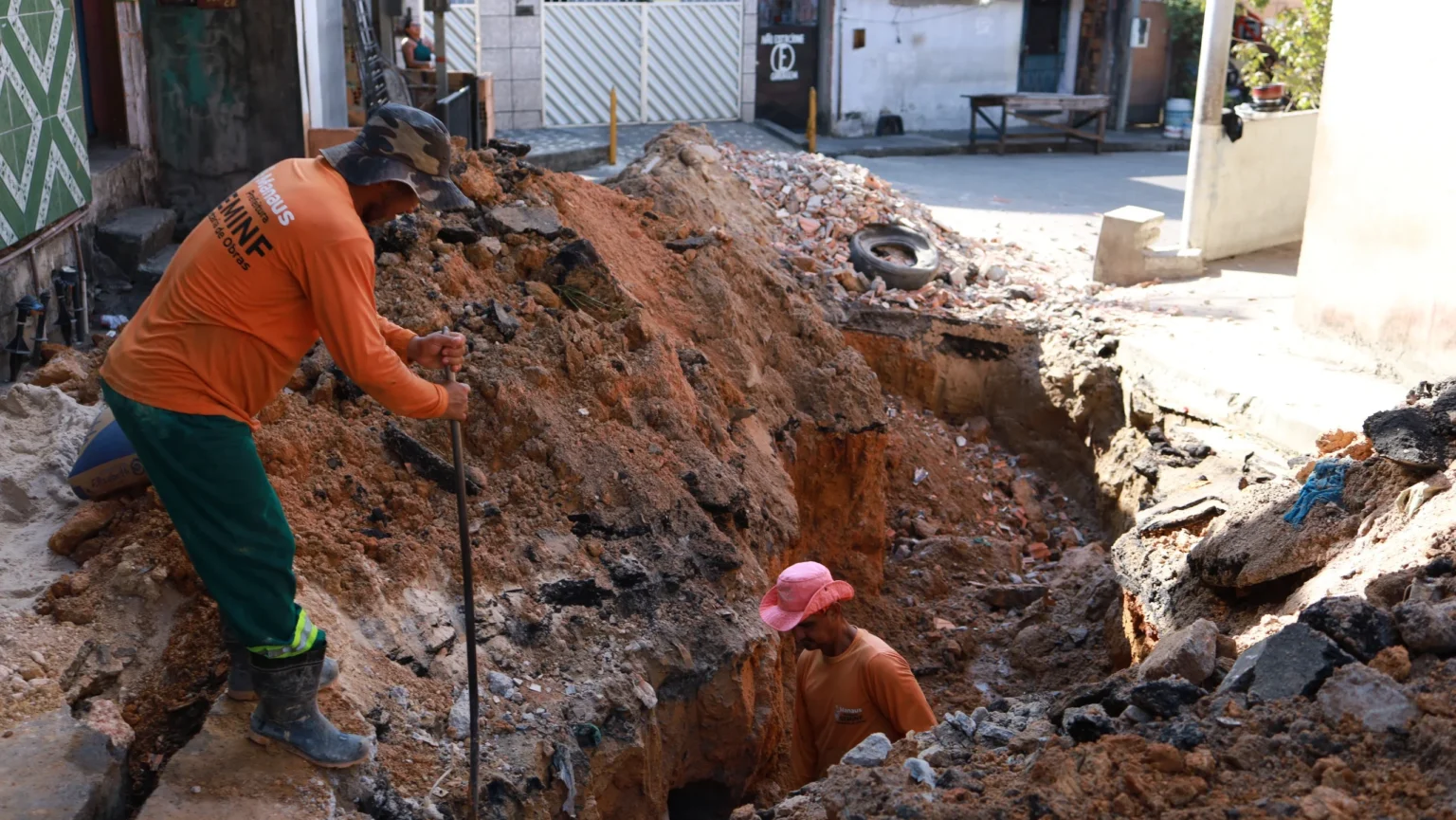 Prefeitura de Manaus recupera sistema de drenagem no bairro Santo Antônio e desobstrui caixas coletoras Prefeitura de Manaus recupera sistema de drenagem no bairro Santo Antônio e desobstrui caixas coleto
