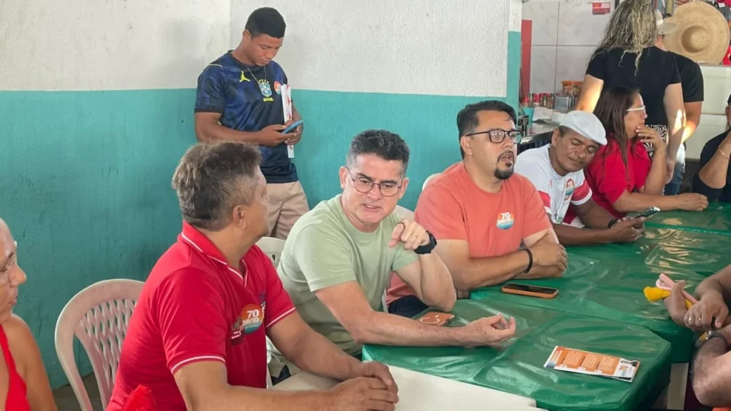 David Almeida reforça propostas de segurança pública em visita a feira em Manaus David Almeida reforça propostas de segurança pública em visita a feira em Manaus