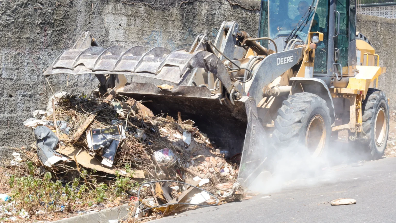 Prefeitura de Manaus intensifica combate a lixeiras irregulares na Colônia Terra Nova Prefeitura de Manaus intensifica combate a lixeiras irregulares na Colônia Terra Nova