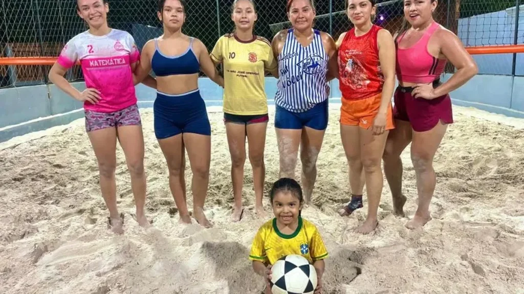 Copão de Bairros de Parintins amplia disputa com futevôlei feminino e movimenta o esporte local Copão de Bairros de Parintins amplia disputa com futevôlei feminino e movimenta o esporte local