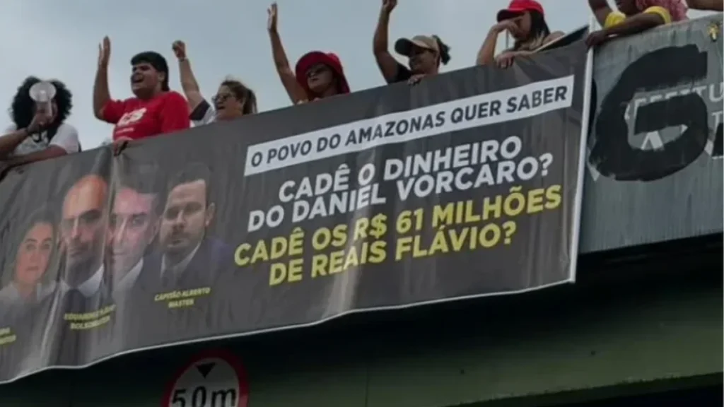 Flávio Bolsonaro enfrenta protestos em Manaus e é cobrado por ligação com Vorcaro