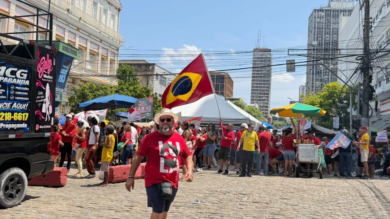 Militantes de esquerda promovem ato em Manaus em apoio a Lula