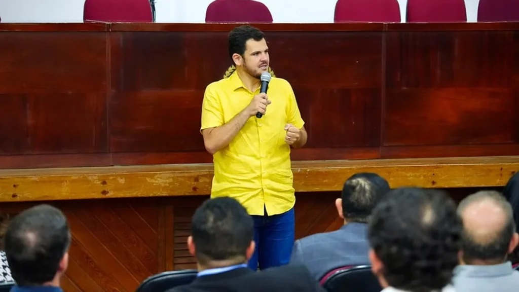 Prefeito Renato Junior detalha ações de Manaus contra queimadas e propõe cooperação com municípios do Amazonas Prefeito Renato Junior detalha ações de Manaus contra queimadas e propõe cooperação com municípios d