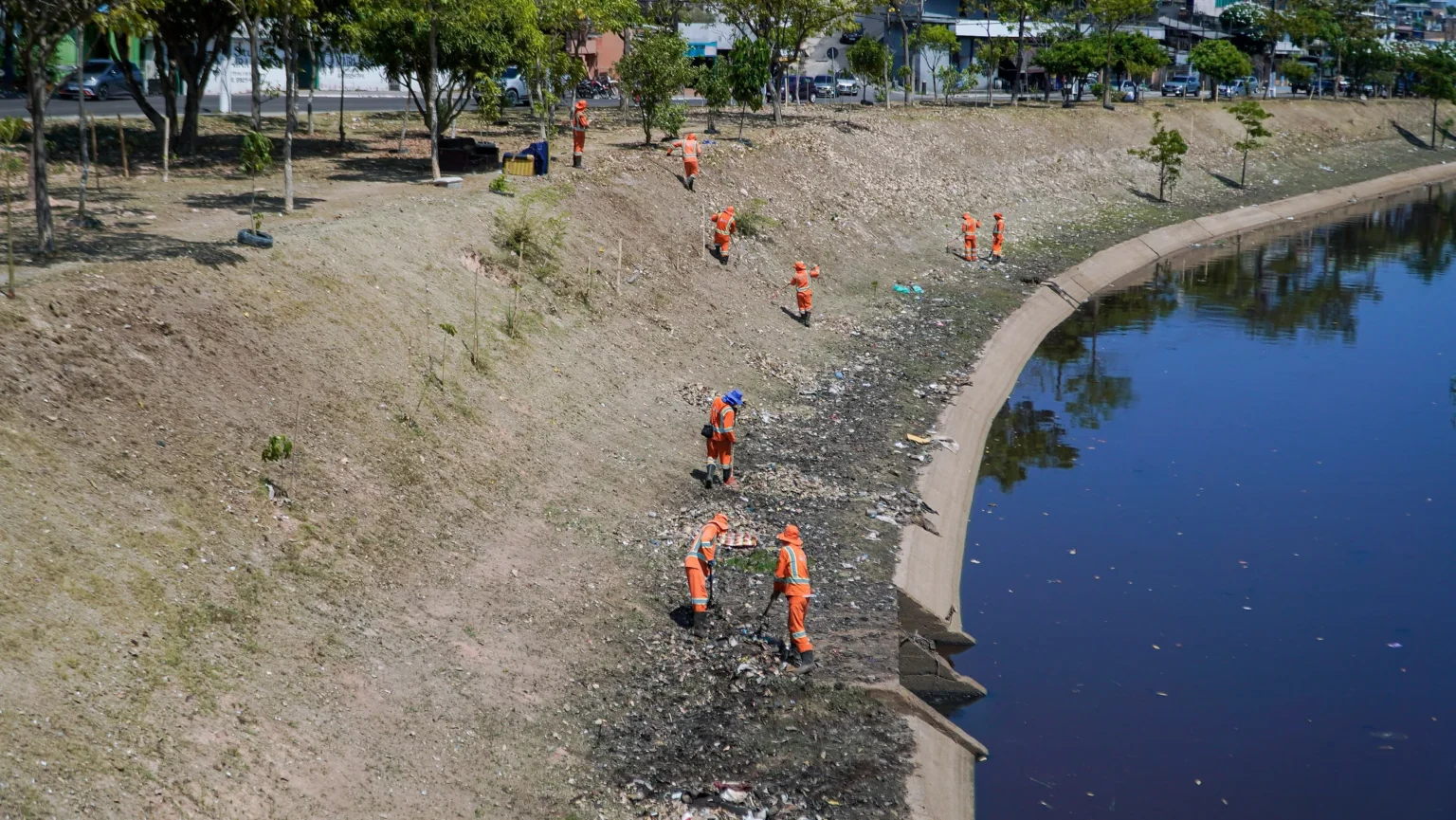 Prefeito Renato Junior intensifica limpeza da orla de Manaus com mais de 2,5 mil toneladas de lixo retiradas Prefeito Renato Junior intensifica limpeza da orla de Manaus com mais de 2,5 mil toneladas de lixo r