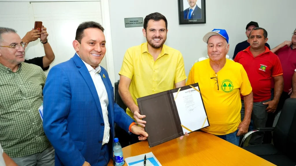 Prefeito Renato Junior sanciona lei que garante subsídio de até R$ 3 milhões para transporte complementar em Manaus Prefeito Renato Junior sanciona lei que garante subsídio de até R$ 3 milhões para transporte complem