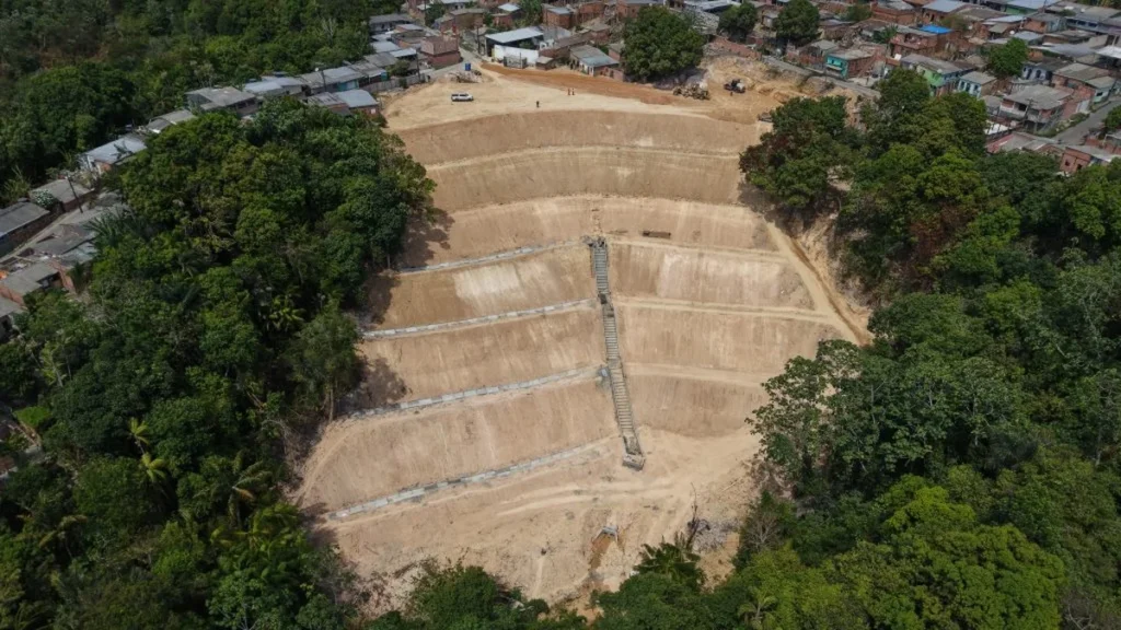 Prefeitura de Manaus intensifica obras de contenção de erosão na rua Alumínio Prefeitura de Manaus intensifica obras de contenção de erosão na rua Alumínio