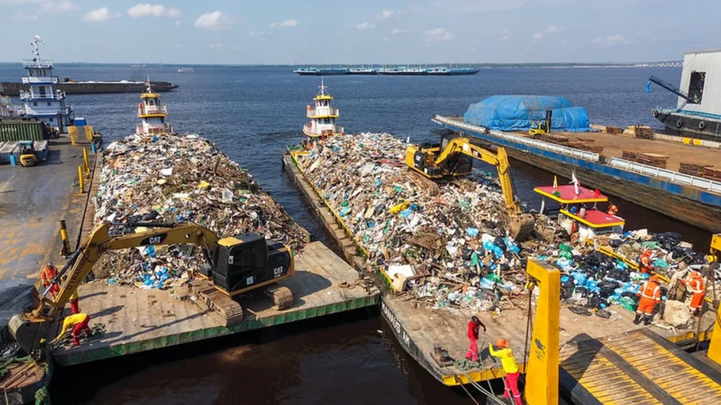 Prefeitura de Manaus realiza 8ª operação de transbordo e destina mais de 400 toneladas de resíduos ao aterro sanitário Prefeitura de Manaus realiza 8ª operação de transbordo e destina mais de 400 toneladas de resíduos a
