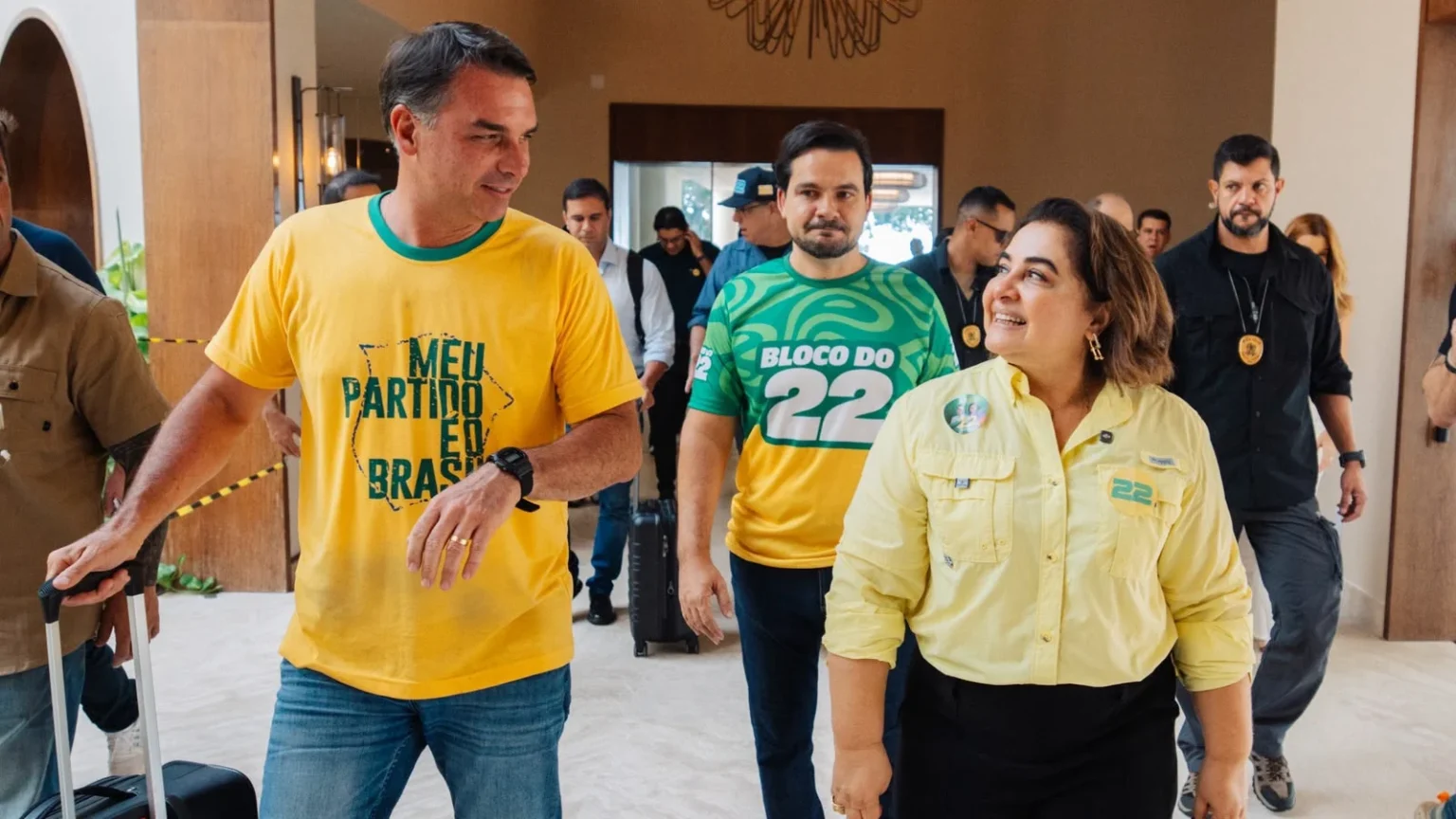 Flávio Bolsonaro lidera maior ato da direita em Manaus com impacto decisivo nas eleições Flávio Bolsonaro lidera maior ato da direita em Manaus com impacto decisivo nas eleições
