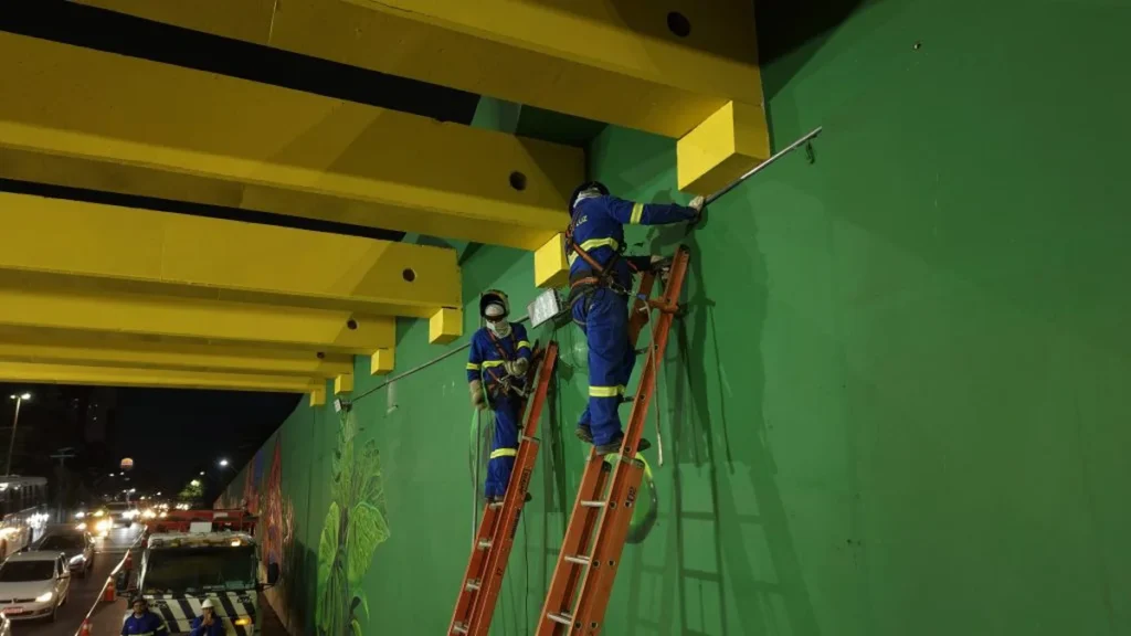 Manaus reforça iluminação do viaduto Antônio Simões para ampliar segurança viária