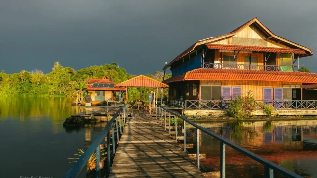 Pousada Flutuante em Tefé Revoluciona Turismo e Conservação na Amazônia