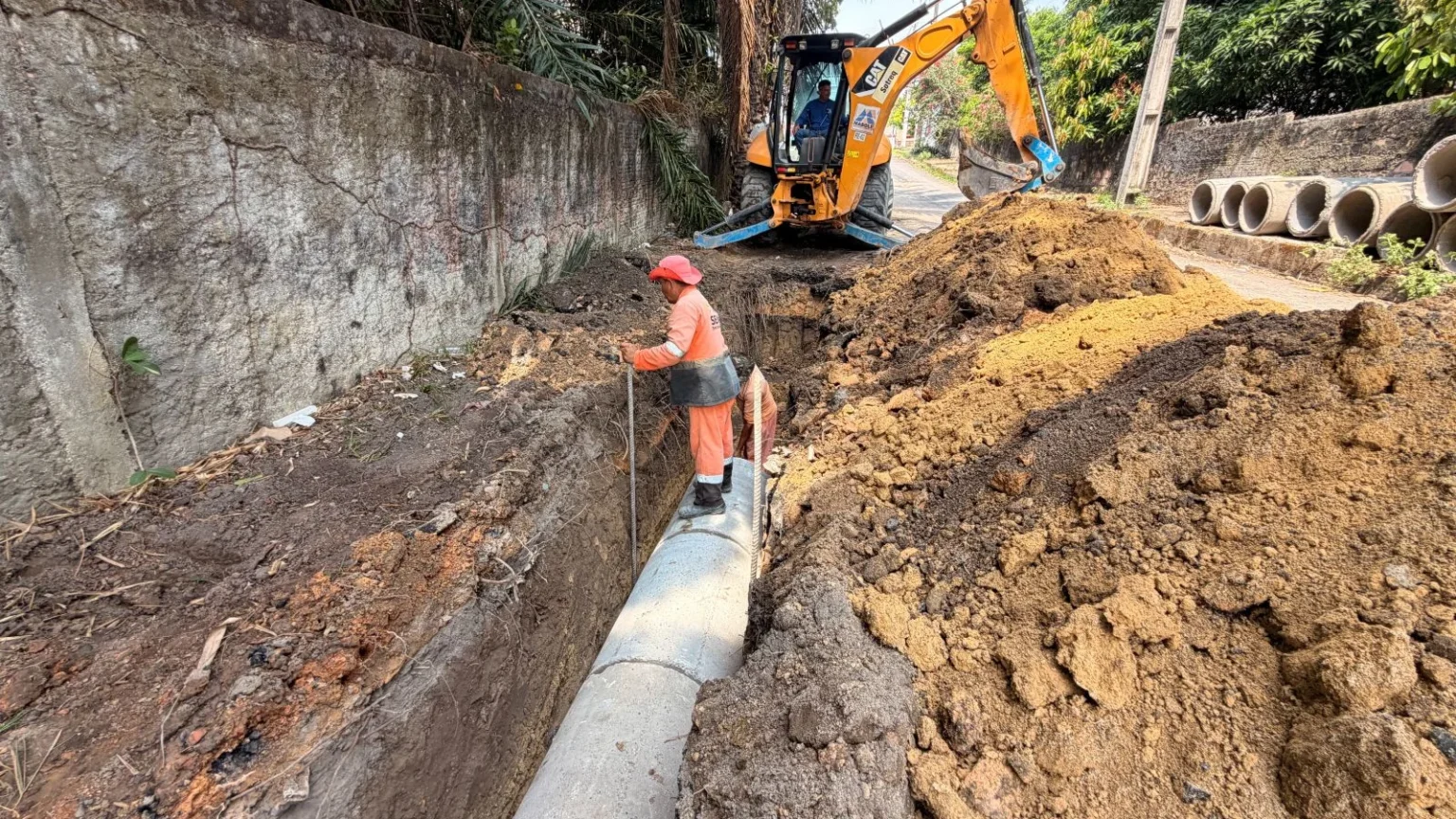 Prefeitura de Manaus implanta rede de drenagem profunda para melhorar escoamento no bairro Flores