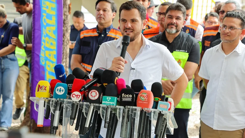Prefeitura de Manaus libera nova passarela na avenida Torquato Tapajós com acessibilidade garantida Prefeitura de Manaus libera nova passarela na avenida Torquato Tapajós com acessibilidade garantida