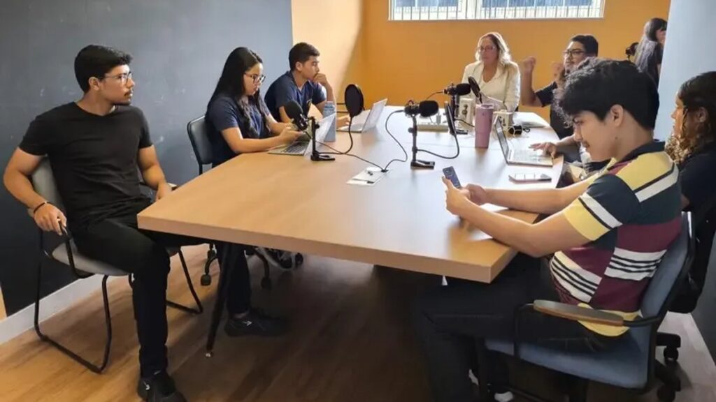 Escola Dom Pedro II Lança Podcast Educacional para Estudantes em Belém
