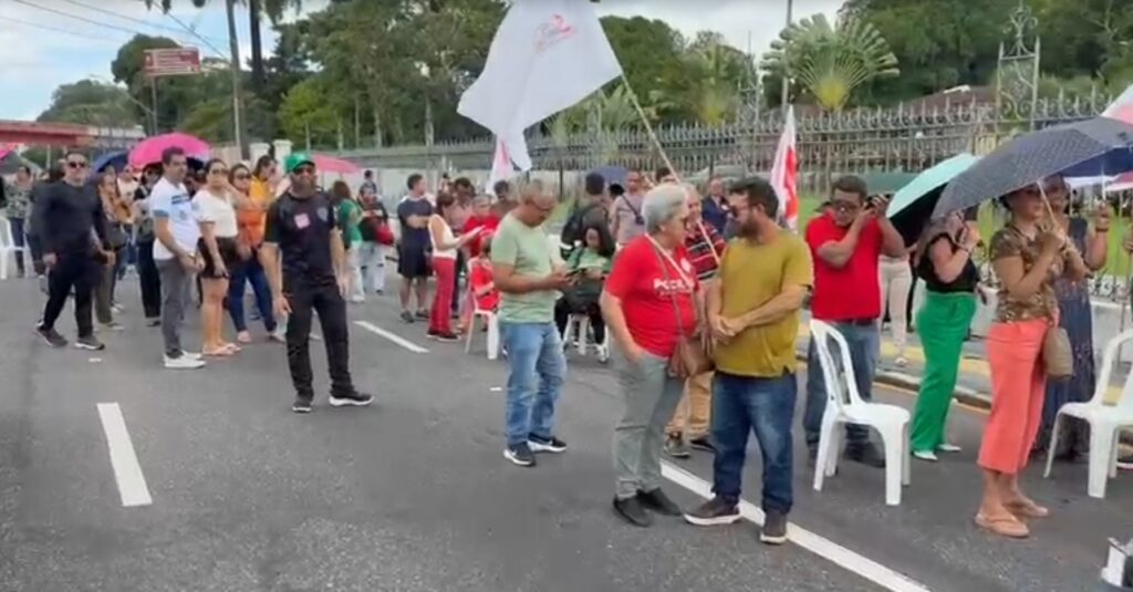 Protesto em Belém: Servidores Interditam Avenida em Reivindicação de Aumento Salarial Protesto em Belém: Servidores Interditam Avenida em Reivindicação de Aumento Salarial