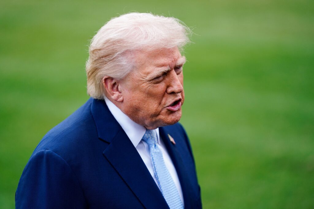 Relatório Alerta: EUA Aceleram Rumo à Autocracia sob Donald Trump Relatório Alerta: EUA Aceleram Rumo à Autocracia sob Donald Trump