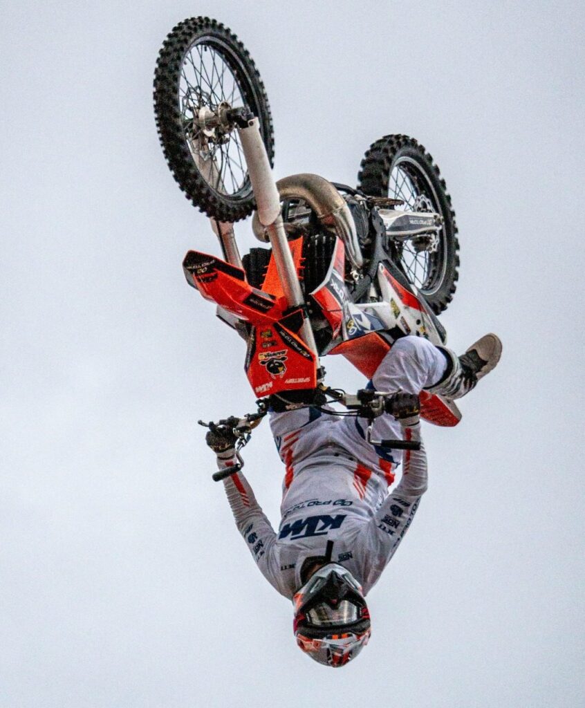 Show de Freestyle Motocross com Joaninha Agita Trilhão do Lama no Pará