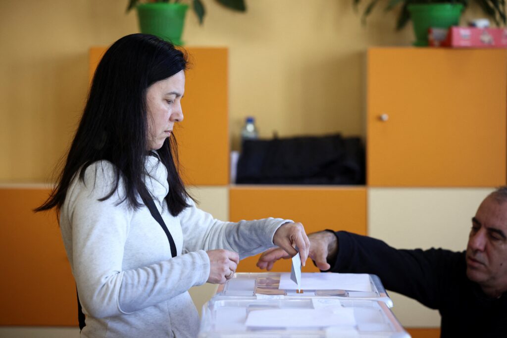Bulgária: Oitava Eleição Parlamentar em Cinco Anos Promete Mudanças