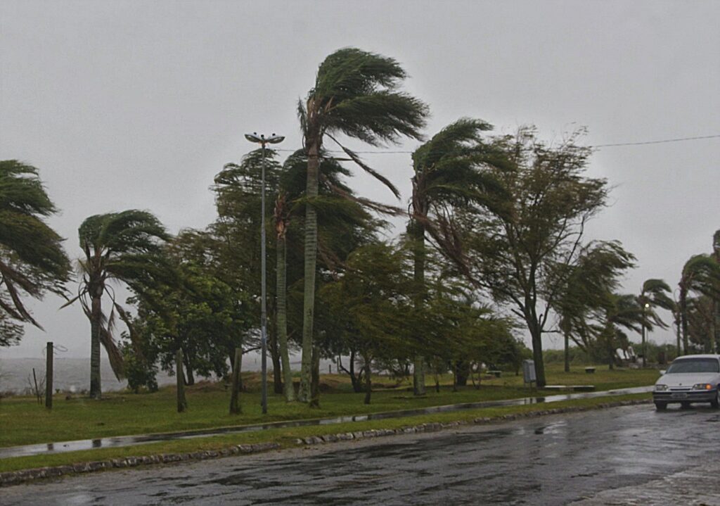 Ciclone e Frente Fria: Tempestades e Ventos Fortes Atingem o Brasil a Partir de Segunda