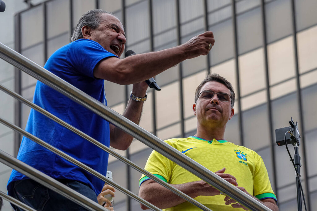 Flávio Bolsonaro Reata Relações com Silas Malafaia e Consolida Apoio Evangélico em 2024