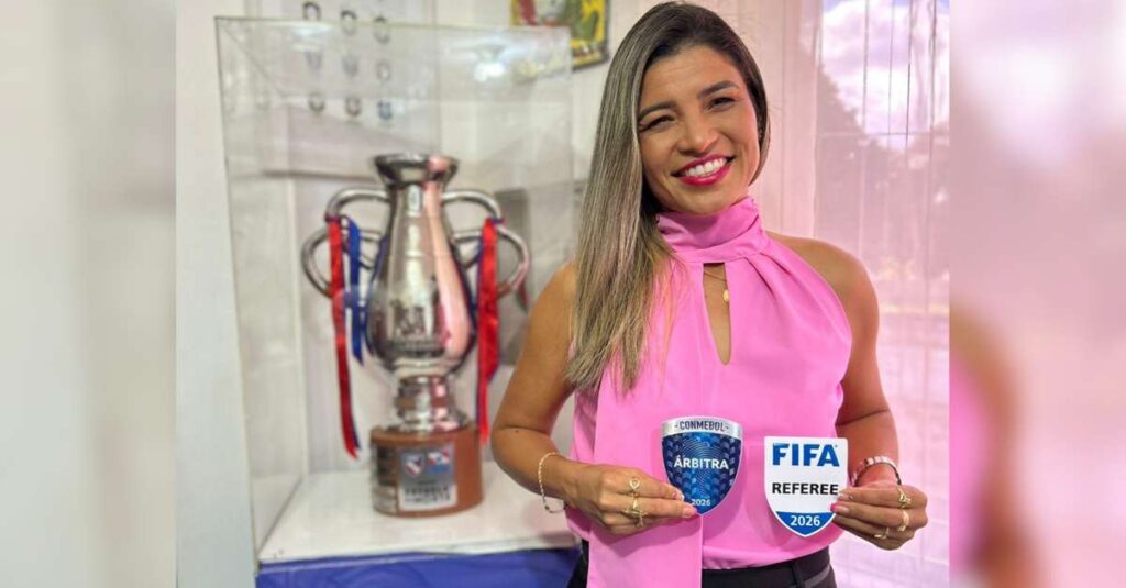 Gleika Pinheiro Recebe Escudo da FIFA e Estreará em Liga Internacional de Futebol Gleika Pinheiro Recebe Escudo da FIFA e Estreará em Liga Internacional de Futebol