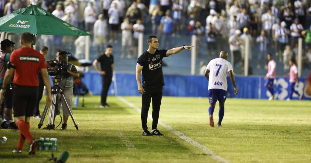 Júnior Rocha Exige Mais Efetividade do Paysandu Após Empate na Curuzu Júnior Rocha Exige Mais Efetividade do Paysandu Após Empate na Curuzu