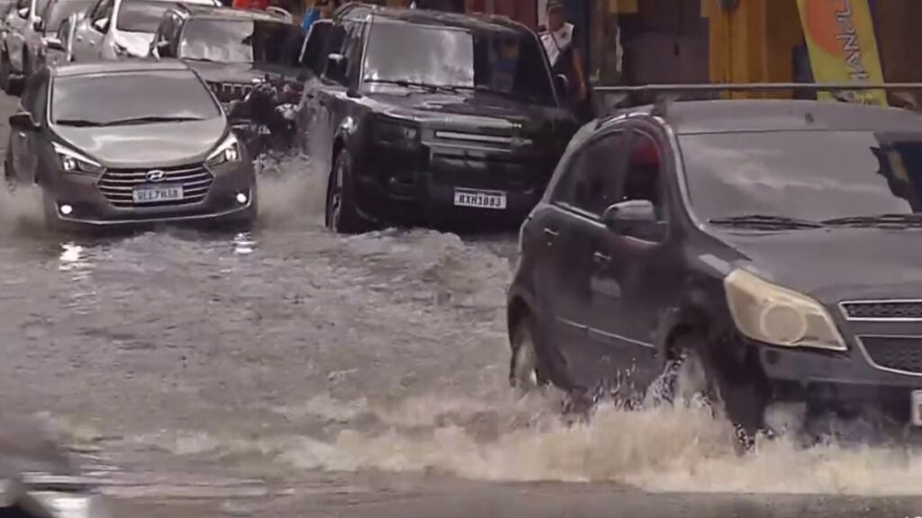 Maré Alta Provoca Alagamentos em Belém e Impacta Comércio Local Maré Alta Provoca Alagamentos em Belém e Impacta Comércio Local