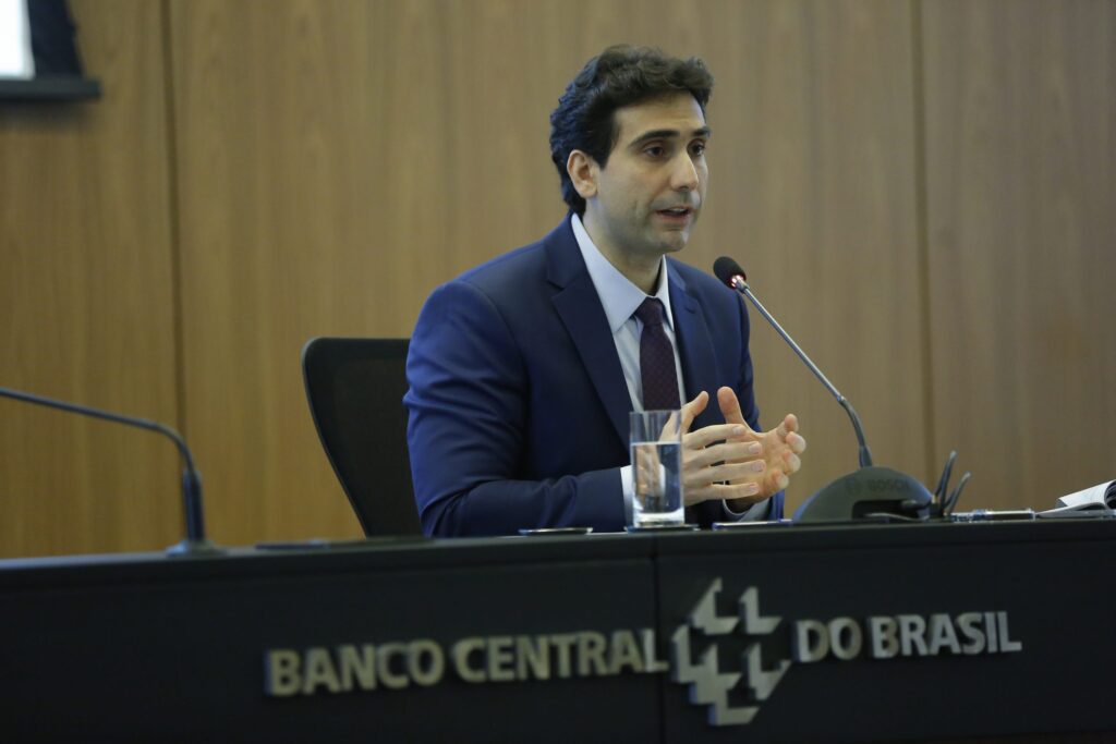 Redução da Selic: Desafios Persistentes na Política Monetária e Fiscal do Brasil Redução da Selic: Desafios Persistentes na Política Monetária e Fiscal do Brasil