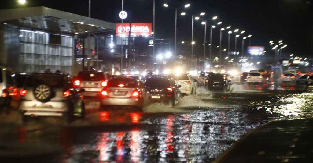 Retorno do feriado é marcado por chuva intensa e alagamentos na BR-316 em Belém Retorno do feriado é marcado por chuva intensa e alagamentos na BR-316 em Belém