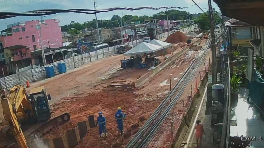 Escavadeira Danifica Tubulação e Causa Vazamento na Av. João Paulo II em Belém Escavadeira Danifica Tubulação e Causa Vazamento na Av. João Paulo II em Belém