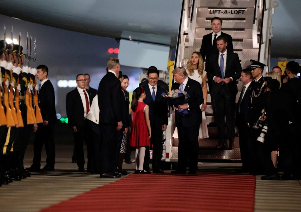 Trump Embarca em Visita Crucial à China; Agenda Revela Temas Quentes