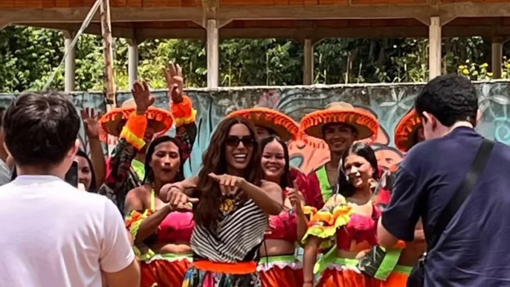 Anitta visita comunidade rural no Pará e dança ‘rock doido’ com moradores Anitta visita comunidade rural no Pará e dança 'rock doido' com moradores