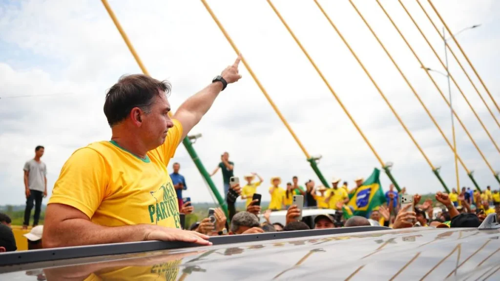 Flávio Bolsonaro promete flexibilizar regras ambientais no Pará e amplia regularização fundiária Flávio Bolsonaro promete flexibilizar regras ambientais no Pará e amplia regularização fundiária