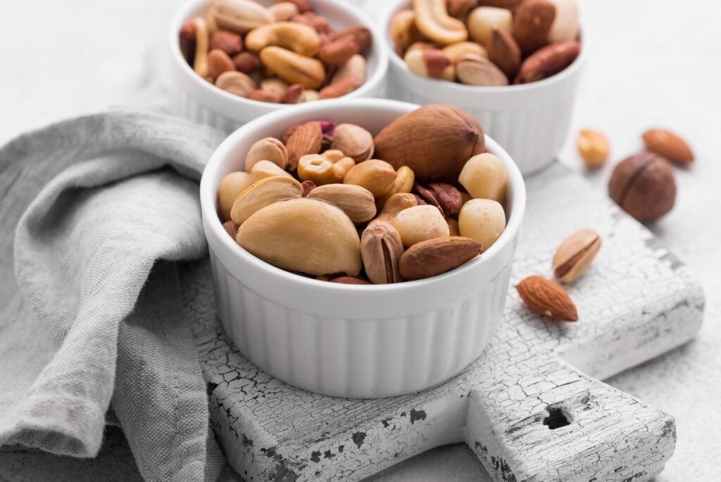 Calorias e Benefícios de 10 Tipos de Nozes e Castanhas para a Saúde Calorias e Benefícios de 10 Tipos de Nozes e Castanhas para a Saúde