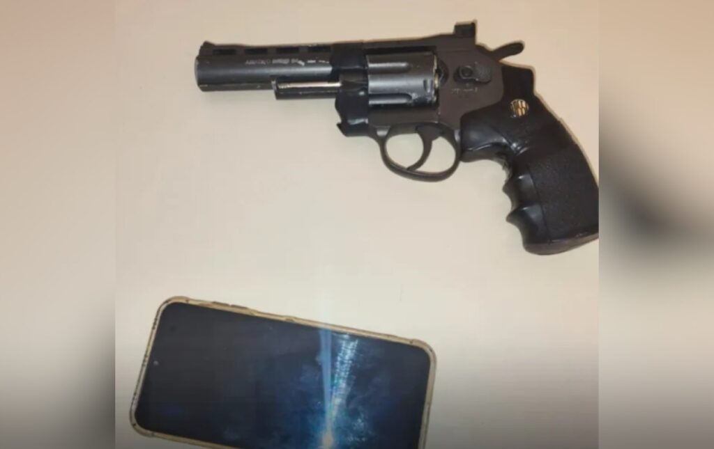 Homem é Detido Após Ameaçar Ex-Companheira com Arma em Comércio de Avaré Homem é Detido Após Ameaçar Ex-Companheira com Arma em Comércio de Avaré