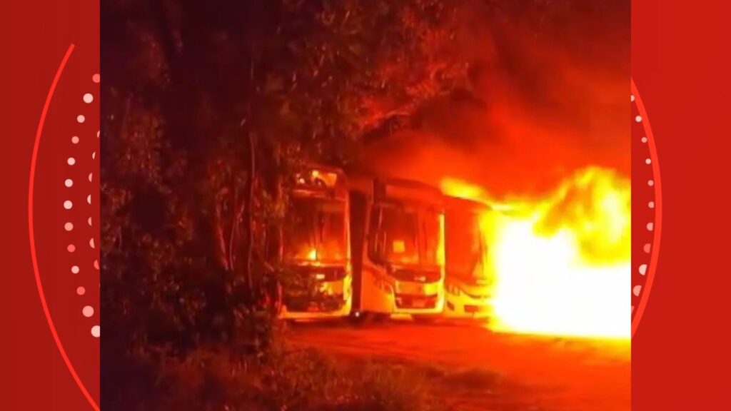 Incêndio Devastador Consome 38 Veículos em Garagem de Empresa de Ônibus no ES Incêndio Devastador Consome 38 Veículos em Garagem de Empresa de Ônibus no ES
