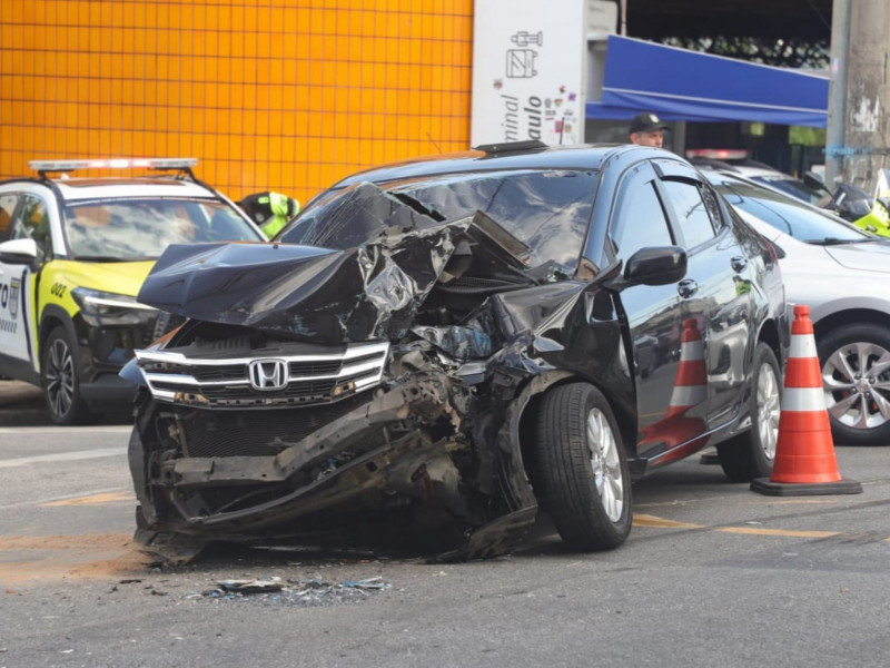 Acidente entre Carro e Ônibus em Sorocaba Deixa Duas Pessoas Feridas Acidente entre Carro e Ônibus em Sorocaba Deixa Duas Pessoas Feridas