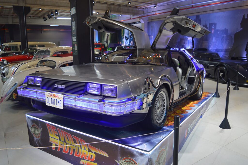 Cultura Pop sobre Rodas: Réplicas Icônicas de Carros Famosos em São Roque Cultura Pop sobre Rodas: Réplicas Icônicas de Carros Famosos em São Roque
