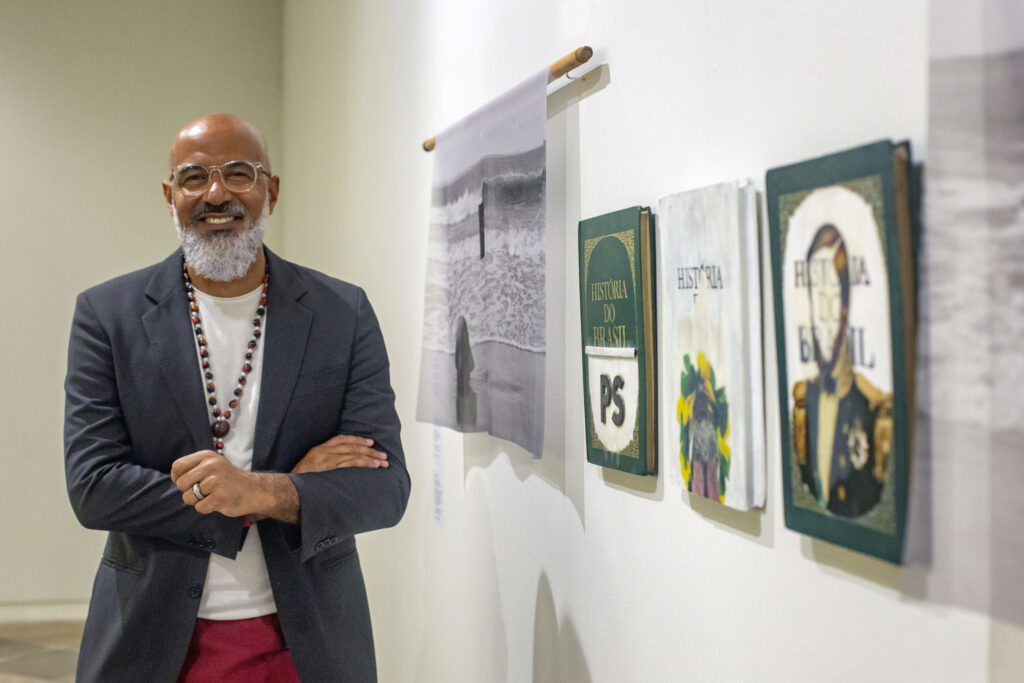 Exposição “O Brasil Pitoresco de Sérgio Adriano H” Convida à Reflexão Crítica Exposição “O Brasil Pitoresco de Sérgio Adriano H” Convida à Reflexão Crítica