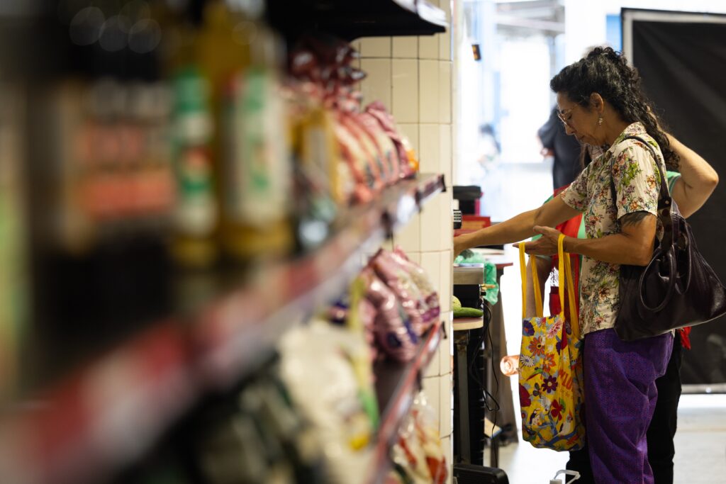Gomo: O Primeiro ‘Mercado Sem Patrão’ de São Paulo Revoluciona o Consumo Coletivo Gomo: O Primeiro 'Mercado Sem Patrão' de São Paulo Revoluciona o Consumo Coletivo
