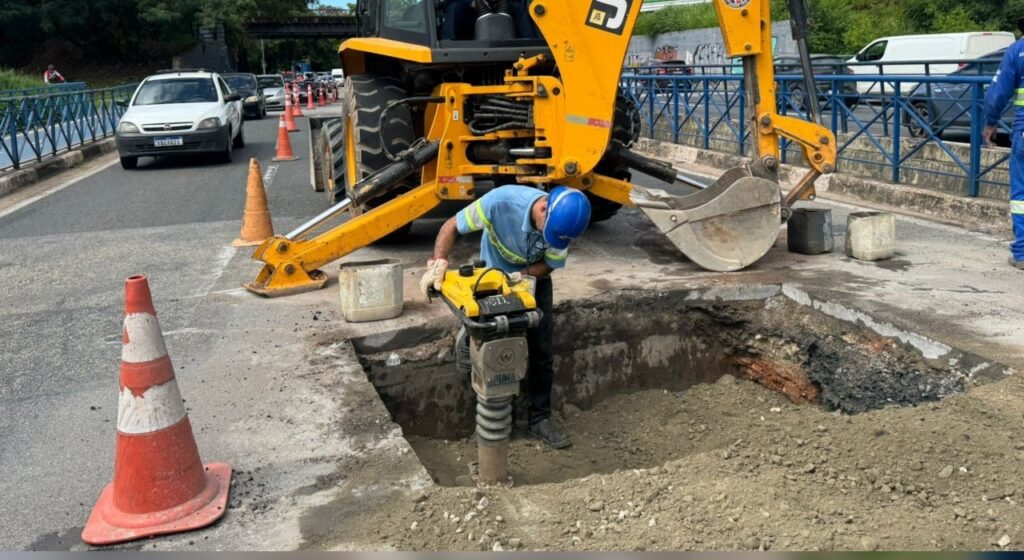 Interdição na Avenida Dom Aguirre em Sorocaba devido a ceda de asfalto