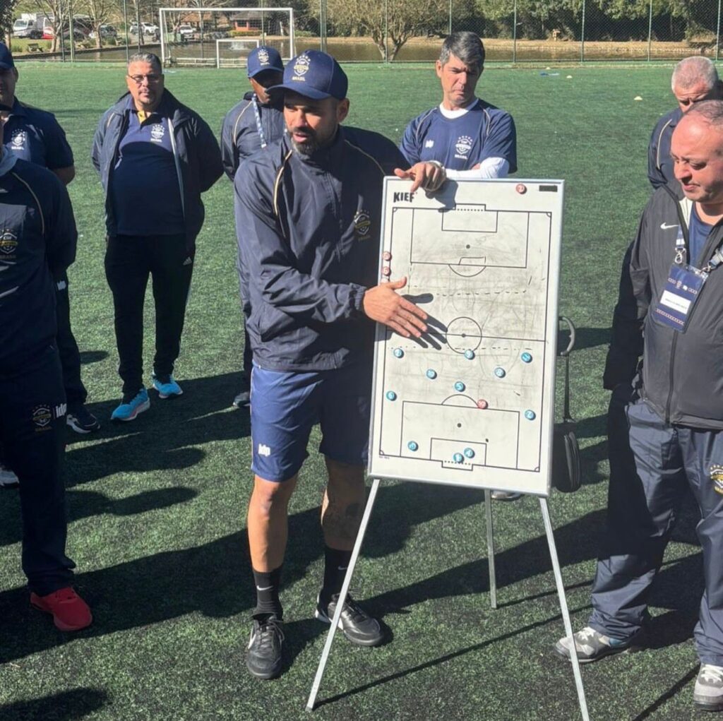 Leandro Castán assume comando de equipe após brilhar na Libertadores pelo Corinthians Leandro Castán assume comando de equipe após brilhar na Libertadores pelo Corinthians