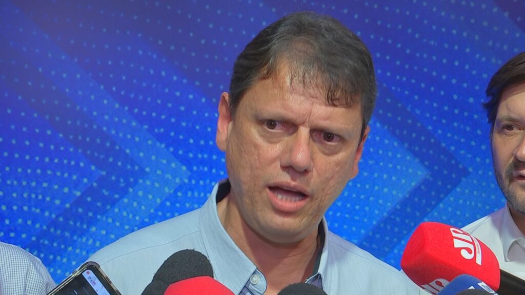 Tarcísio Reforça Apoio a Flávio Bolsonaro e Fala sobre Sustentabilidade Veicular