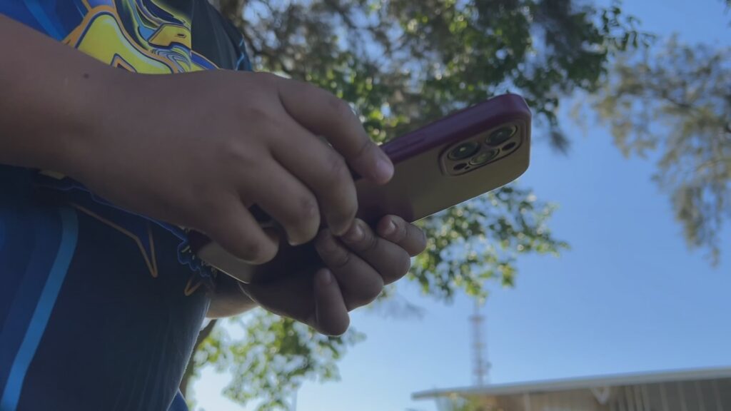 Uso Excessivo de Telas em Crianças: Um Alerta Necessário para o Desenvolvimento Infantil Uso Excessivo de Telas em Crianças: Um Alerta Necessário para o Desenvolvimento Infantil