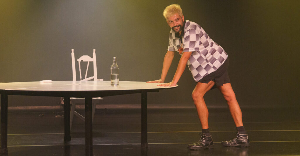 Explorando a Saúde Mental: Monólogo Aqui, Agora, Todo Mundo no Teatro Sérgio Cardoso Explorando a Saúde Mental: Monólogo Aqui, Agora, Todo Mundo no Teatro Sérgio Cardoso