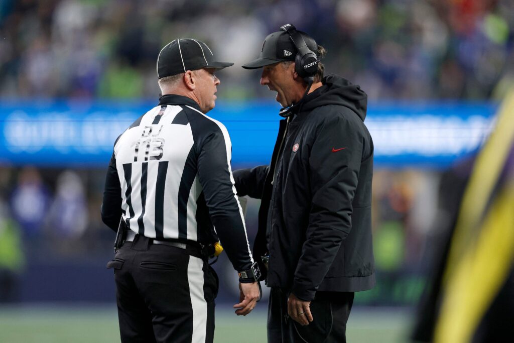 O Papel Multifacetado dos Árbitros do Super Bowl: Profissões Além do Futebol Americano O Papel Multifacetado dos Árbitros do Super Bowl: Profissões Além do Futebol Americano