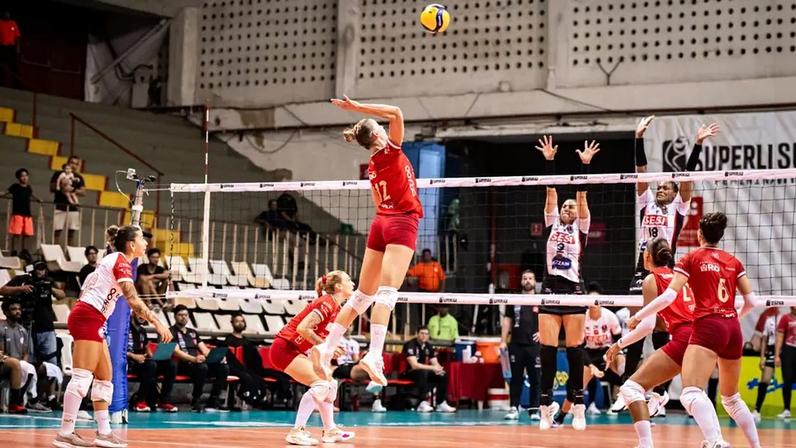 Sesi Bauru Supera Tijuca em Jogo Intenso na Superliga Feminina Sesi Bauru Supera Tijuca em Jogo Intenso na Superliga Feminina