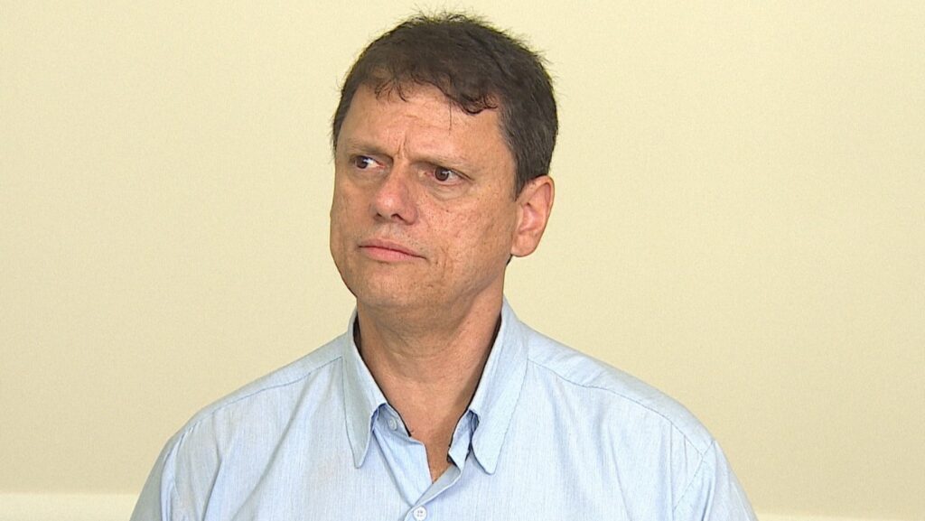 Tarcísio de Freitas discute avanços em saúde e educação em entrevista exclusiva