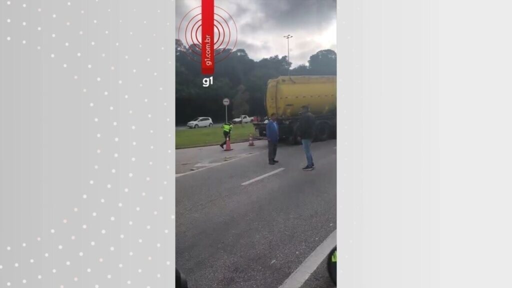 Caminhão Atola em Retorno e Interdita Avenida em Sorocaba Caminhão Atola em Retorno e Interdita Avenida em Sorocaba