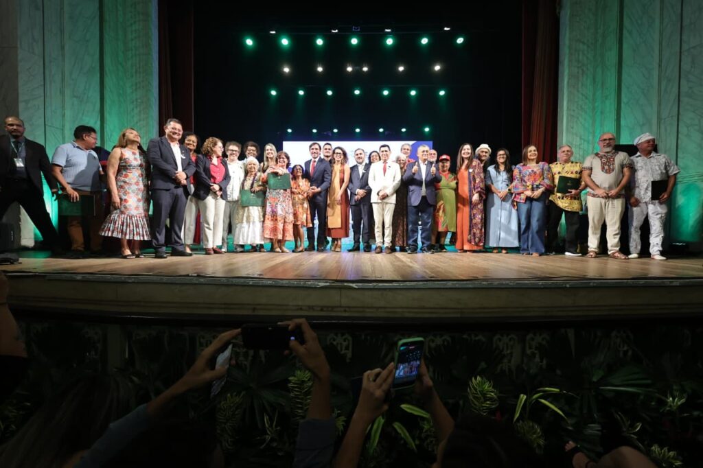 Celebrando 60 Anos da Secult CE: Homenagem a Artistas e Trabalhadores da Cultura Celebrando 60 Anos da Secult CE: Homenagem a Artistas e Trabalhadores da Cultura